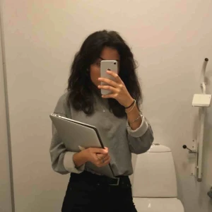  - Ljusgrå collagetröja, helt okej skick. Priset kan diskuteras 