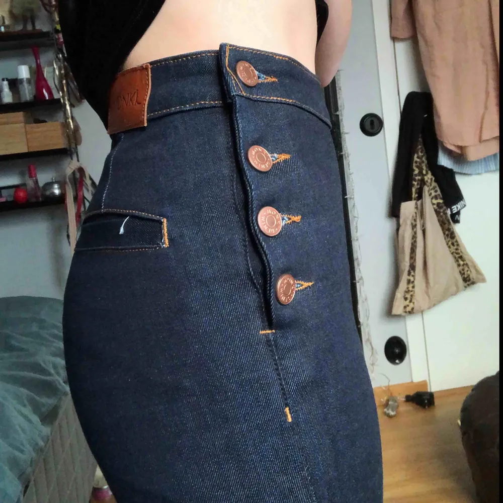 Superfina utsvängda jeans från monki, superbra skick & är helt oanvända💕. (Äkta knappar). ( alldeles försmå för mig så på någon med rätt storlek går de ända ner till fötterna). GRATIS FRAKT! 🦋. Jeans & Byxor.