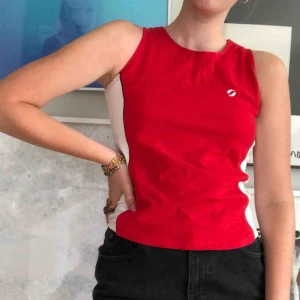  - såå ballt träningslinne!! får sånna mammaledig-2004-vibes av det, meen måste rensa min garderob:(( mindre i storleken, jag har vanligtvis en liten m. den har också en typ inbyggd sportbh, men den kan klippas bort om man inte vill ha den.🥭FRAKT INGÅR🥭