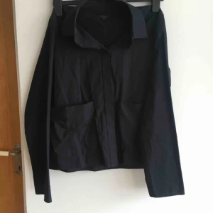  - Cos skjorta i navy, knappt använd! 