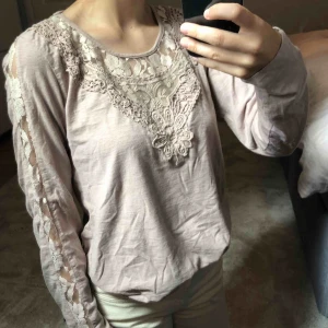  - Tröja från cream Meddela vid intresse av fler bilder eller ang pris!  Kram! 