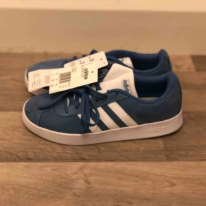  - Oanvända skor från Adidas i modellen VL Court. Nyskick!