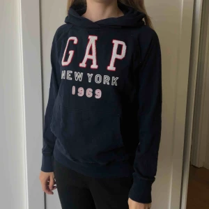  - Säljer en 2 år gammal GAP-hoodie som ej är använd så ofta. Köpte i London för 100 pund, vilket motsvarar ca. 1300kr då. 