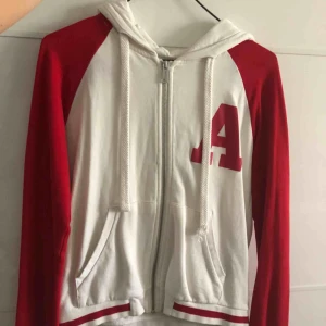  - En mysig kofta i storlek XS som jag har köpt på lager 157. Har använt den ca 2 gånger då det inte riktigt är min stil. FRI FRAKT 