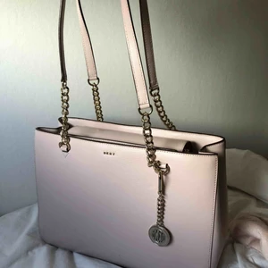 DKNY väska oanvänd!!  - Helt NY Dkny väska i färgen ”dusty rose”. Säljer pga att jag inte fått någon användning av den.  Fraktar endast!  