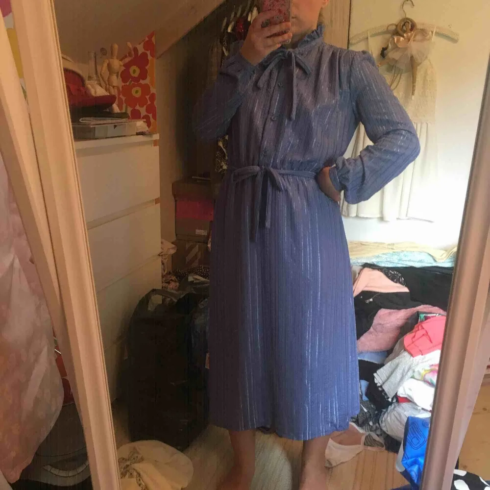 Så fin vintageklänning i duvblå färg, bra skick!. Klänningar.