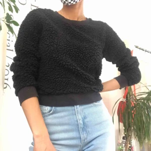  - Jättemysig tröja i teddymaterial köpt på monki. Den är i gott skick! 