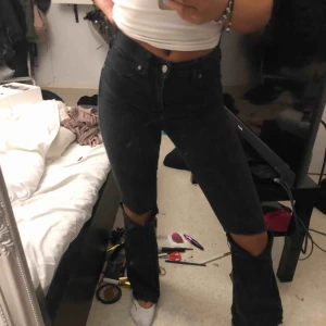  - Svarta bootcut jeans från dr denim⭐️ klippt hålen själv och avklippta längst ner💕 köparen betalar frakt!