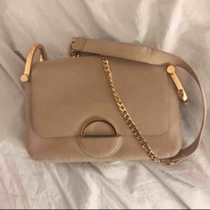  - Ursöt väska!! Denna är så snygg och passar till typ alla kläder🦞💞🧚🏼‍♀️hör av er vid intresse eller fler frågor!