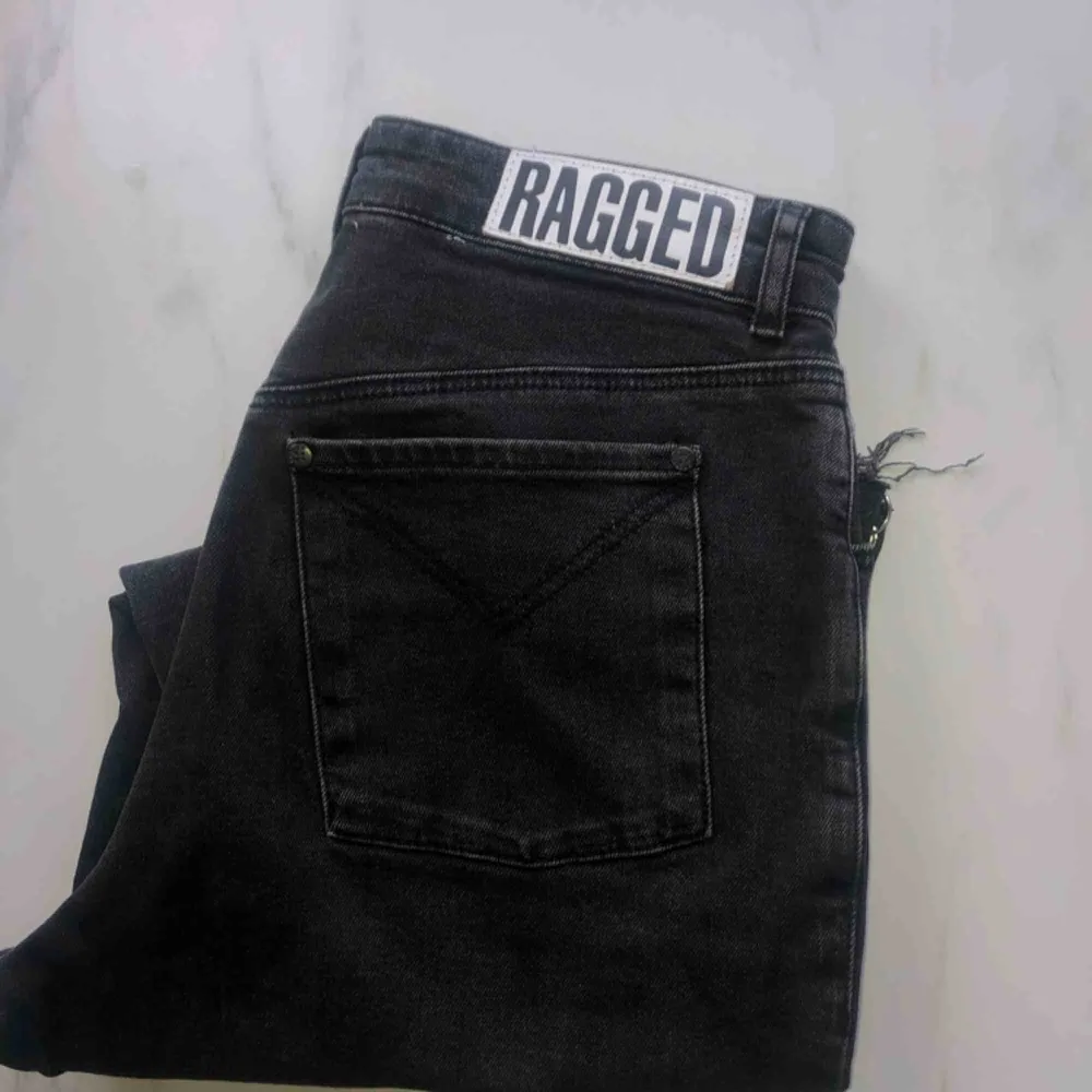 Mörkgråa jeans från Ragged Priest i slim-modell med ringdetaljer på kanterna! ✨ säljer för att jag inte använt de tillräckligt :/ Avklippt där bak för att längden skulle vara detsamma på båda sidorna :) Jag står för frakten och kan även mötas upp! . Jeans & Byxor.