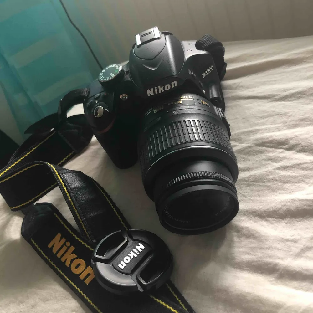 Säljer nu min favorit Nikon kamera D3200 pga den inte kommer till användning, jättefint skick, väska, kabel och laddare medföljer. Kan tänka mig att gå ner till 1500kr. Övrigt.