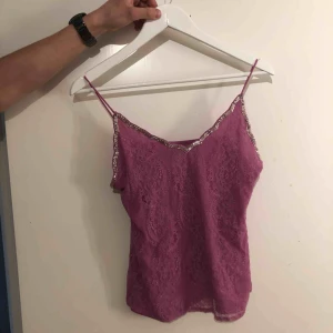  - Lila spetslinne som knappt använts 