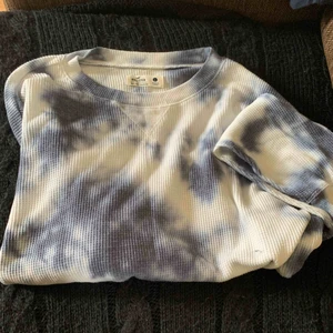 Skön långärmad - En långärmad croppad snygg och mysig tröja från hollister. Använd några gånger och väldigt fint skick, storlek L.