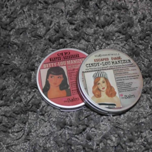  - Säljer 2 produkter från the balm.   •BETTY-LOU MANIZER (bronzer) •CINDY-LOU MANIZER (rouge)  Båda för 100 kr + frakt 