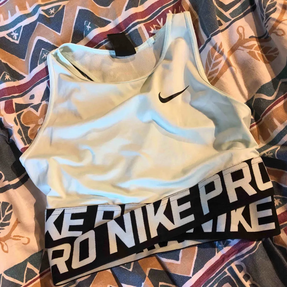Nike intertwist tröja  Det perfekta träningslinnet! Helt oanvänd (endast testad), säljer pga fel storlek 150kr inklusive frakt (nypris 250kr) . Hoodies.