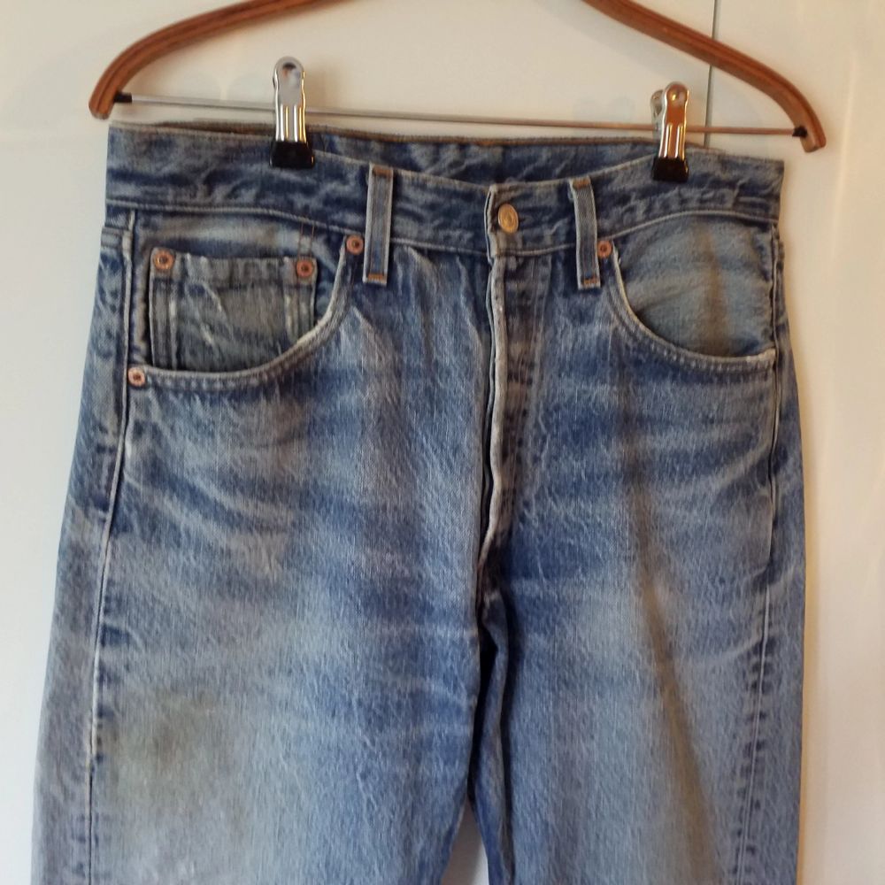 Klassiska levis vintagejeans modell 501. Slitna/lite hål vid knäna. . Jeans & Byxor.