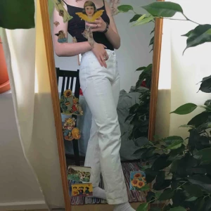  - vita jeans från weekday i modellen voyage🦋superfina men tyvärr aldrig använda. storlek 27/28, passar mig som oftast har medium eller small. kan mötas upp i sthlm eller frakta (köparen står för fraktkostnaden) 