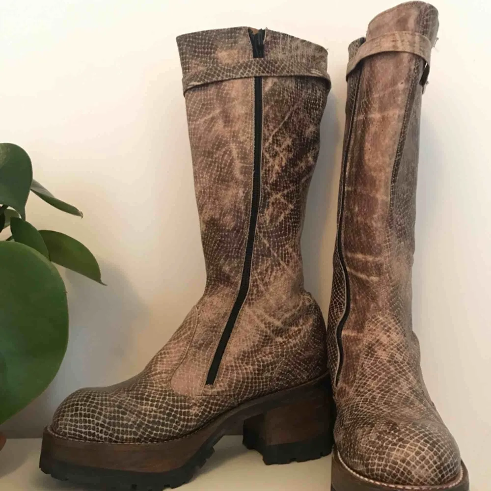 Helt oanvända ormskinsboots med platåååå från Buffalo, från slutet av 90-talet! Dragkedja på sidan och avtagbart spänne längst upp på skaftet! Liten 40 så skulle passa en 39!. Skor.