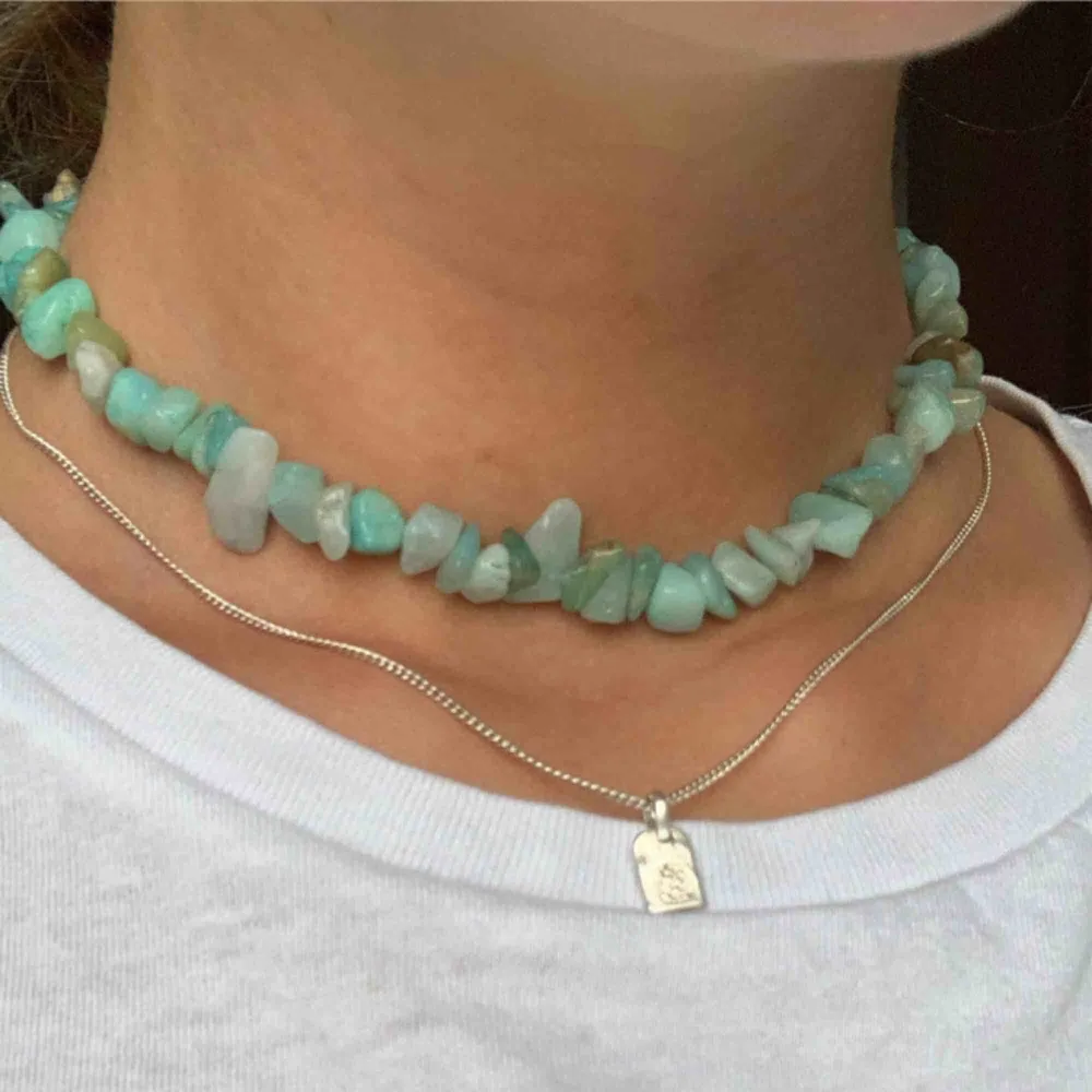 Halsband av amazonit stenar. Elastisk tråd. Frakt 10kr💘 Instagram: @byviolajewelry. Accessoarer.