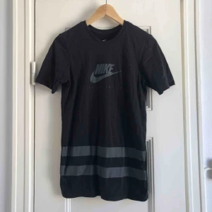 - En längre t-shirt från Nike. Storlek XS/34, damstorlek. Skick: 8/10. Levereras nytvättad. Finnes på Södermalm, Stockholm. Kan postas men då står Du för frakten, (42kr). Mvh Marija & Nugget