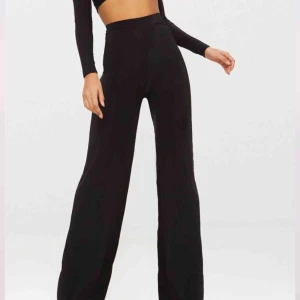  - Säljer helt oanvända byxor från Pretty little thing!! då jag inte han skicka tillbaka dem för de va för stora på mig.  Byxorna är av stretch material. ✨🌸