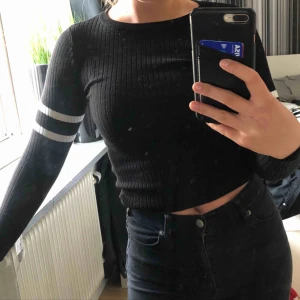  - thight ribbad tröja från hm med tvp vita streck på armarna! köparen står för frakt (30kr) 