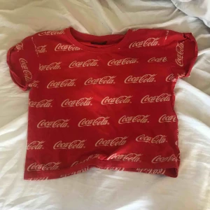 - Säljer denna söta Coca cola t-shirts i storlek S. Möta upp i Linköping annars står köparen för frakten Frakt 50kr