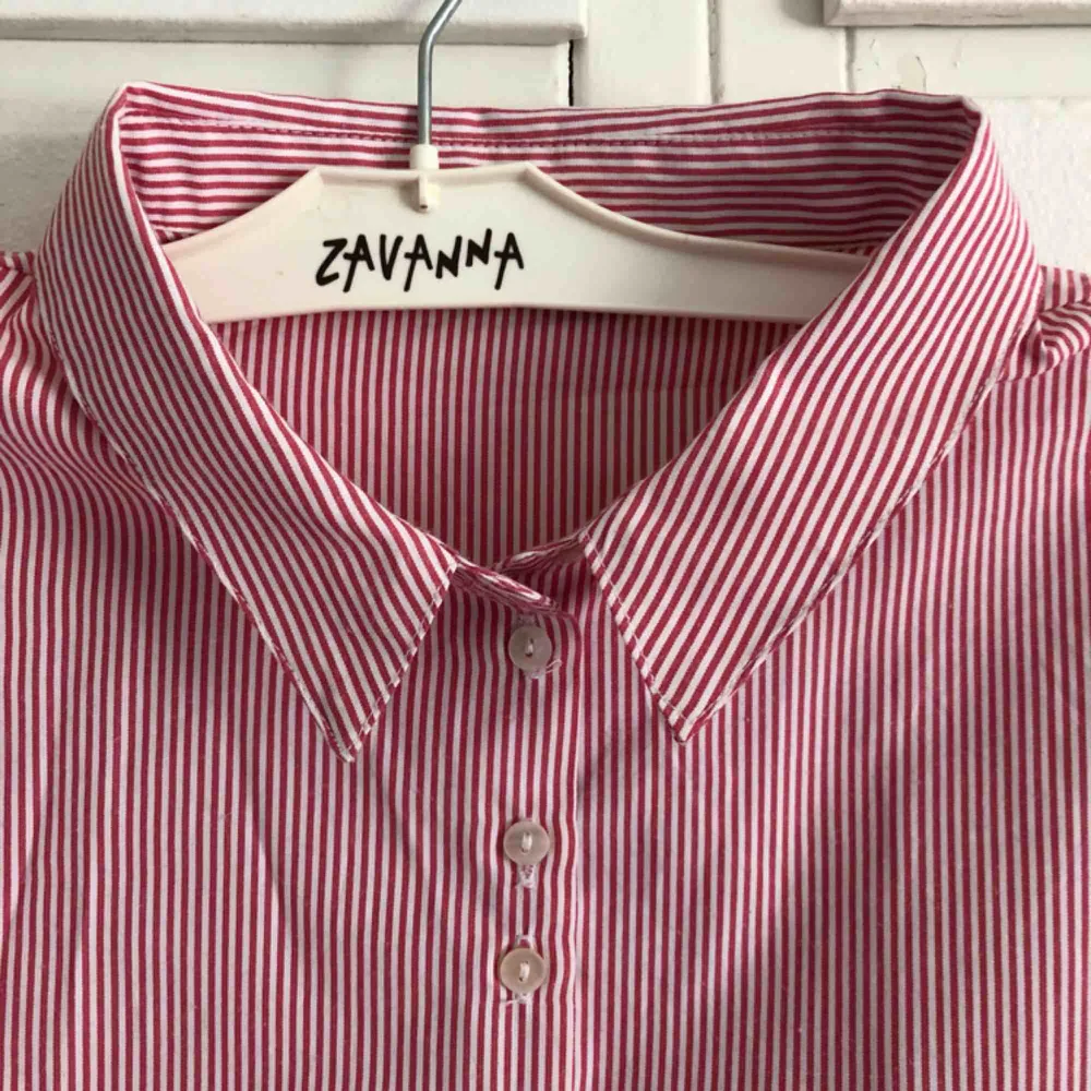 Röd och vit randig skjorta från Mango. Den är i väldigt fint skick och säljs pga jag aldrig använder den. Jag möts upp i Sthlms innerstad eller så betalat kunden frakt. Jag tar endast swish inga kontanter. . Skjortor.