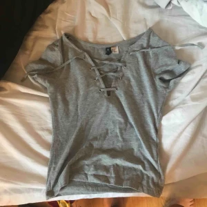  - Säljer denna lite finare kortärmad tröja med snören uppe till i storlek XS Möts upp i Linköping annars står köparen för frakten Frakt 50kr