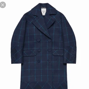  - Helt ny oanvänd Erdem kappa för H&M. Oversized i modellen strl 38, passar strl 36-40.