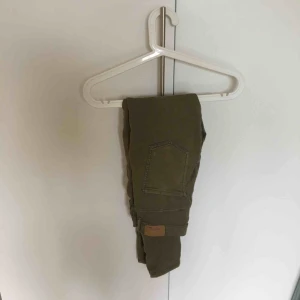  - Ett par militär gröna jeans från Gina. Använda några gånger men i helt bra skick. Modell Molly vilket är högmidjade jeans. Frakt tillkommer. Strl. M men passar nog mer S då det är väldigt tighta jeans.