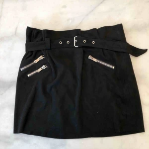 Kjol från Zara - Svart kjol i mocka liknande material med detaljer i silver. Från Zara i strl L. Frakten är spårbar och inräknad i priset!