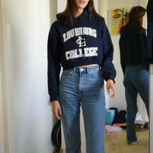  - Cropped collage hoodie! Från beyond retro