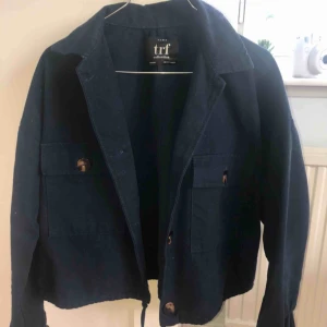  - Marinblå jacka med fickor från Zara. Använd fåtal gånger så den är nästan som ny! Lite kortare och tunnare så den funkar perfekt till vår, sommar och även höst. Nypris 399kr 