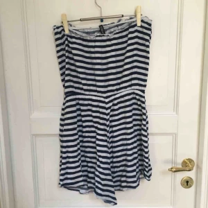  - Byxdress utan ärmar. Passar alla beroende på hur man vill den ska sitta! Använd några gånger men är i bra skick