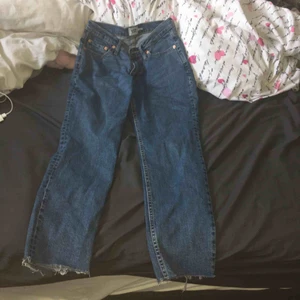  - Snygga raka byxor från lager 157, storlek är lite osäkert men passar S/M. Säljs pga används aldrig. Aldrig använda