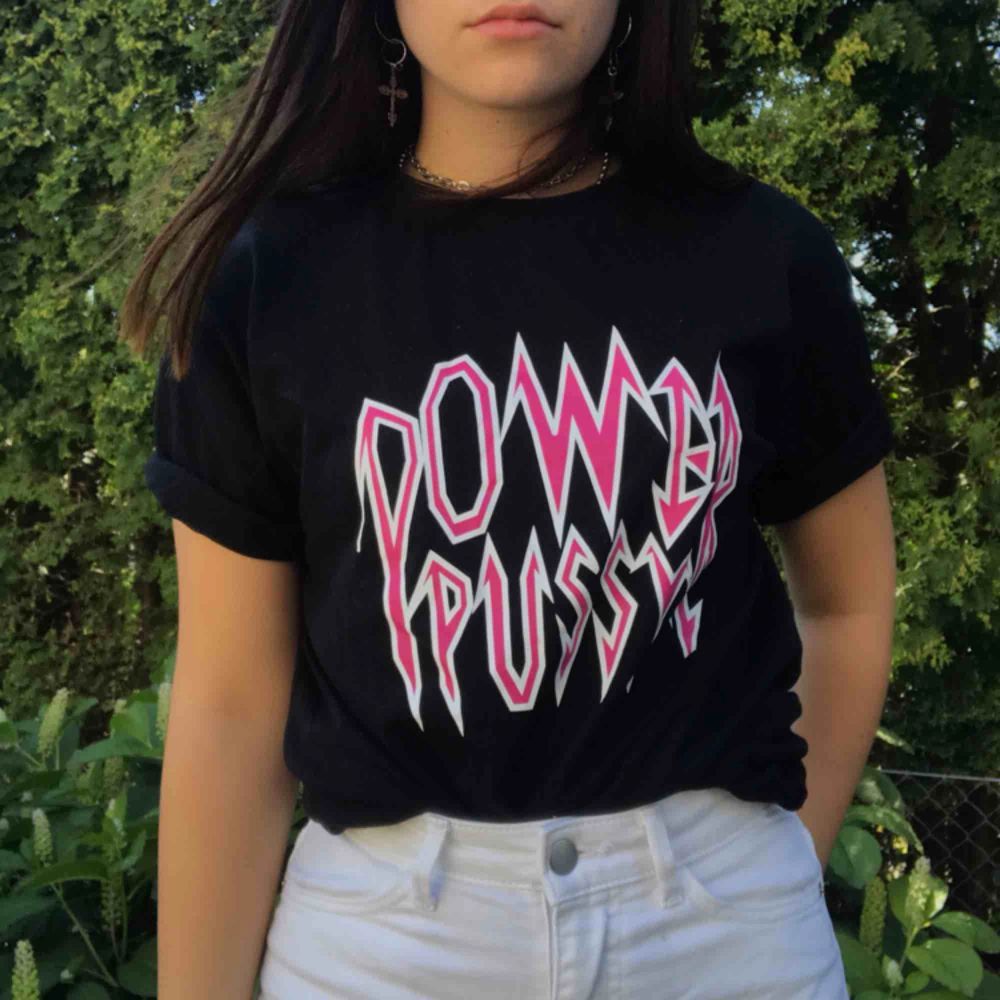 Power pussy tröja från monki med coolt rosa neon tryck. tröjan är i princip oanvänd och är storlek XS men sitter mer som en M då den är oversized. Köparen står för frakt!!. T-shirts.