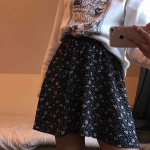  - Helt oanvänd kjol med lappar kvar från only. Superfin nu till sommaren, säljer pga för stor.