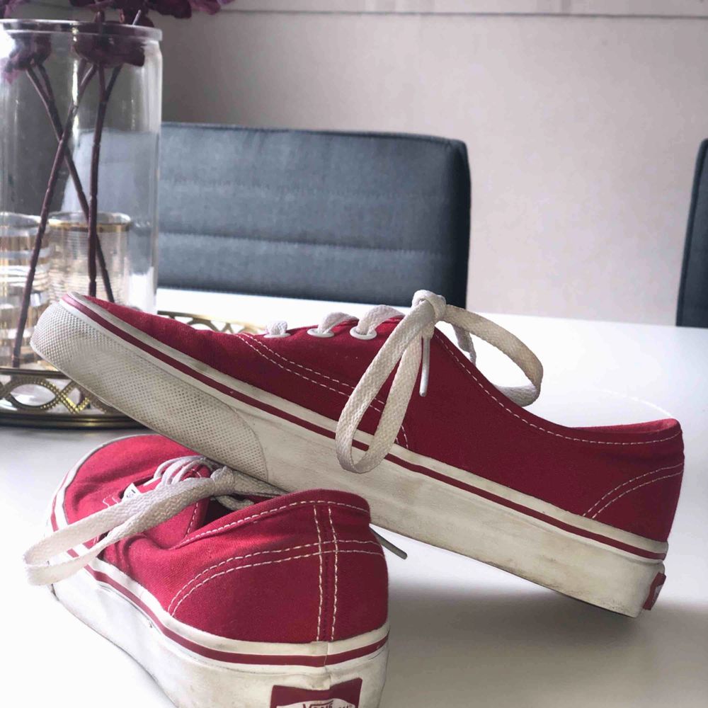 Röda skor från Vans, sparsamt använda och i väldigt fint skick. Lite smutsiga just runt det vita men det går att tvätta bort.. Skor.