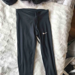  - Träningsbyxor från nike , knappt använda. 