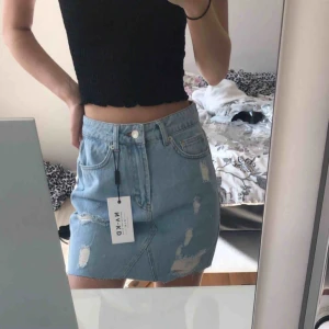  - HELT NY jeanskjol från NAKD. Säljer då den var för stor i midjan för mig