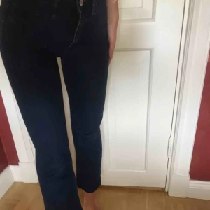  - Fina cropped  jeans, nästan helt oanvända 