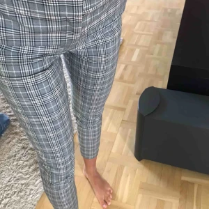  - Ett par fina rutiga kostymbyxor. 