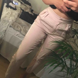  - Super fina high waisted rosa glitter byxor från gina tricot! Helt ny & oanvända! (Har blivit skrynklig då dom har legat bland andra kläder i gaderoben)