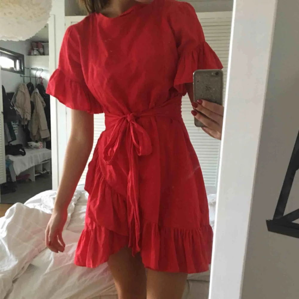 Superfin röd klänning från Nelly, som inte kommer till användning och är i super fint skick! Är i storlek xs men skulle säga att den passar S också! Köparen står för frakt❤️. Klänningar.