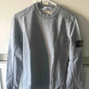  - Grå stonie tjocktröja 