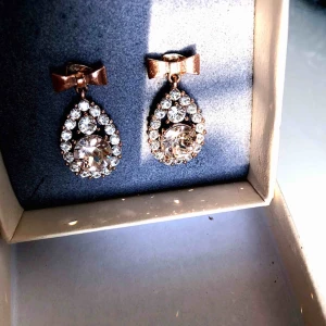  - Lily and rose örhängen i fint skick