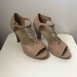  - NUDE Klackar strl 36 Använda 2 ggr Som nya, frakt ingår