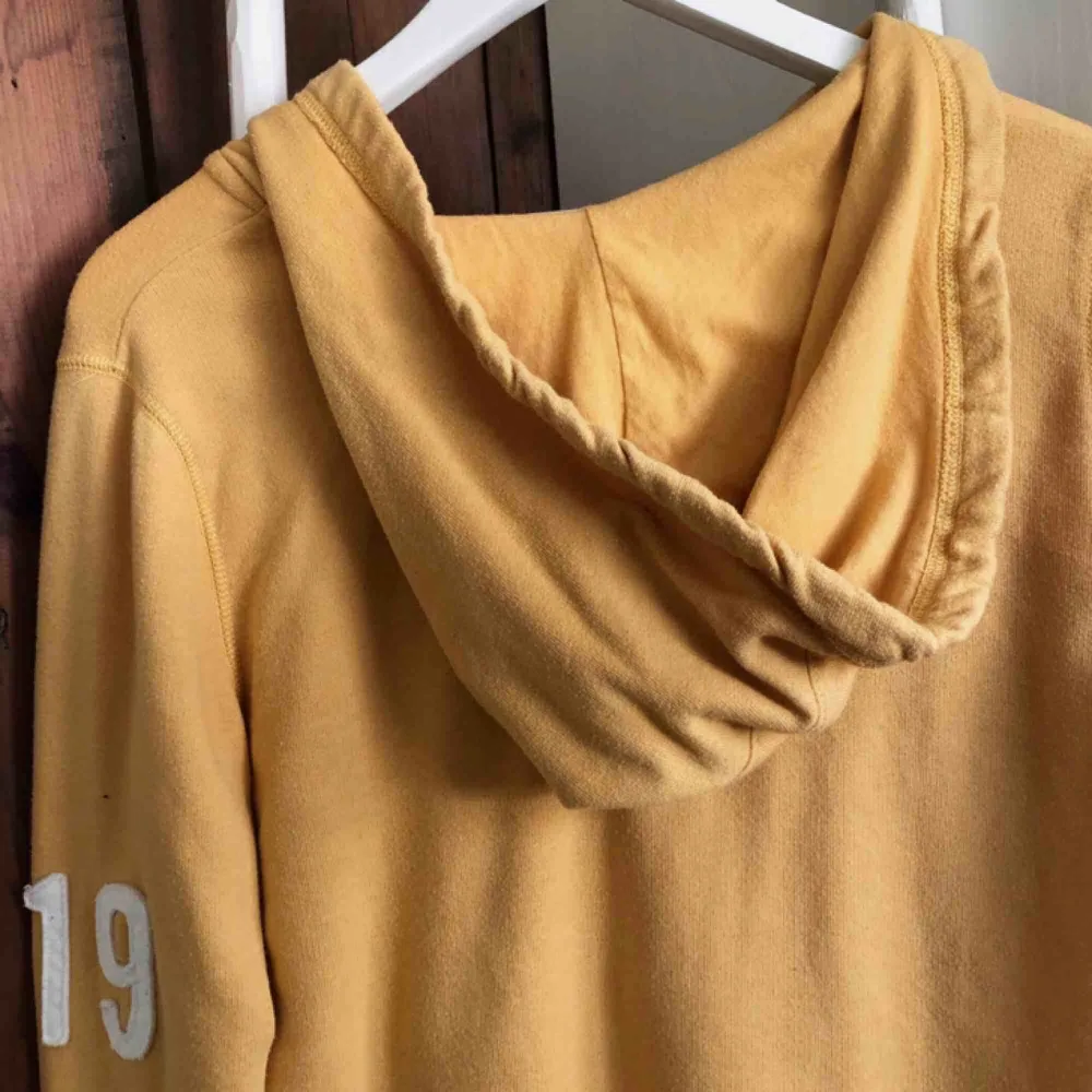 Gul tunnare hoodie från Hollister med snygg snörnings detalj i fram. Den används inte lika mycket som den förtjänar så därför säljer jag den🐝 Köparen står för fraktkostnaden. Hoodies.