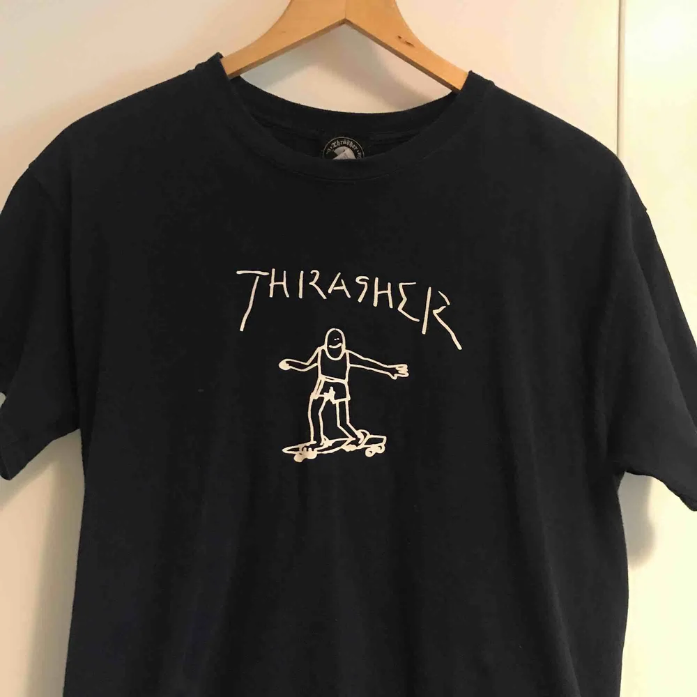Ovanlig T-shirt från Thrasher i mycket bra skick. Finns i Stockholm alternativt postar, köpare står för frakt.. T-shirts.